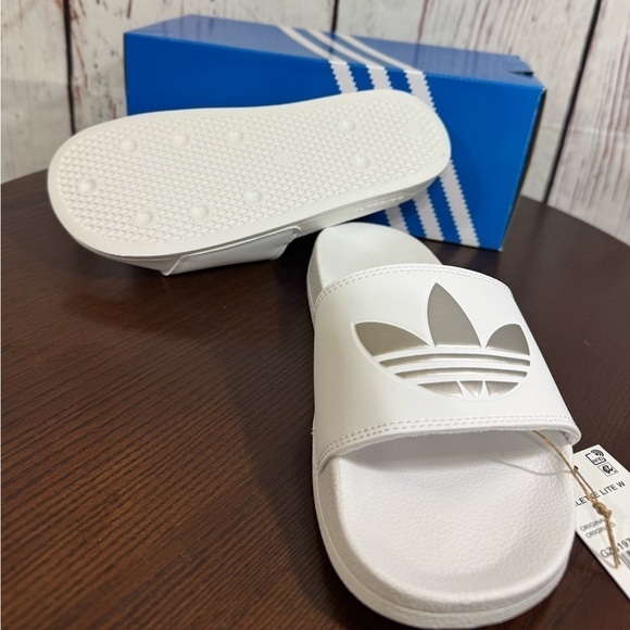 ADIDAS ADILETTE tri foil logo graphic slides in white size 7 womens 6 mens nib - Picture 2 of 5